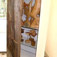 Мини-шкаф. МДФ ламинированный, дюраль, стекло, сосна